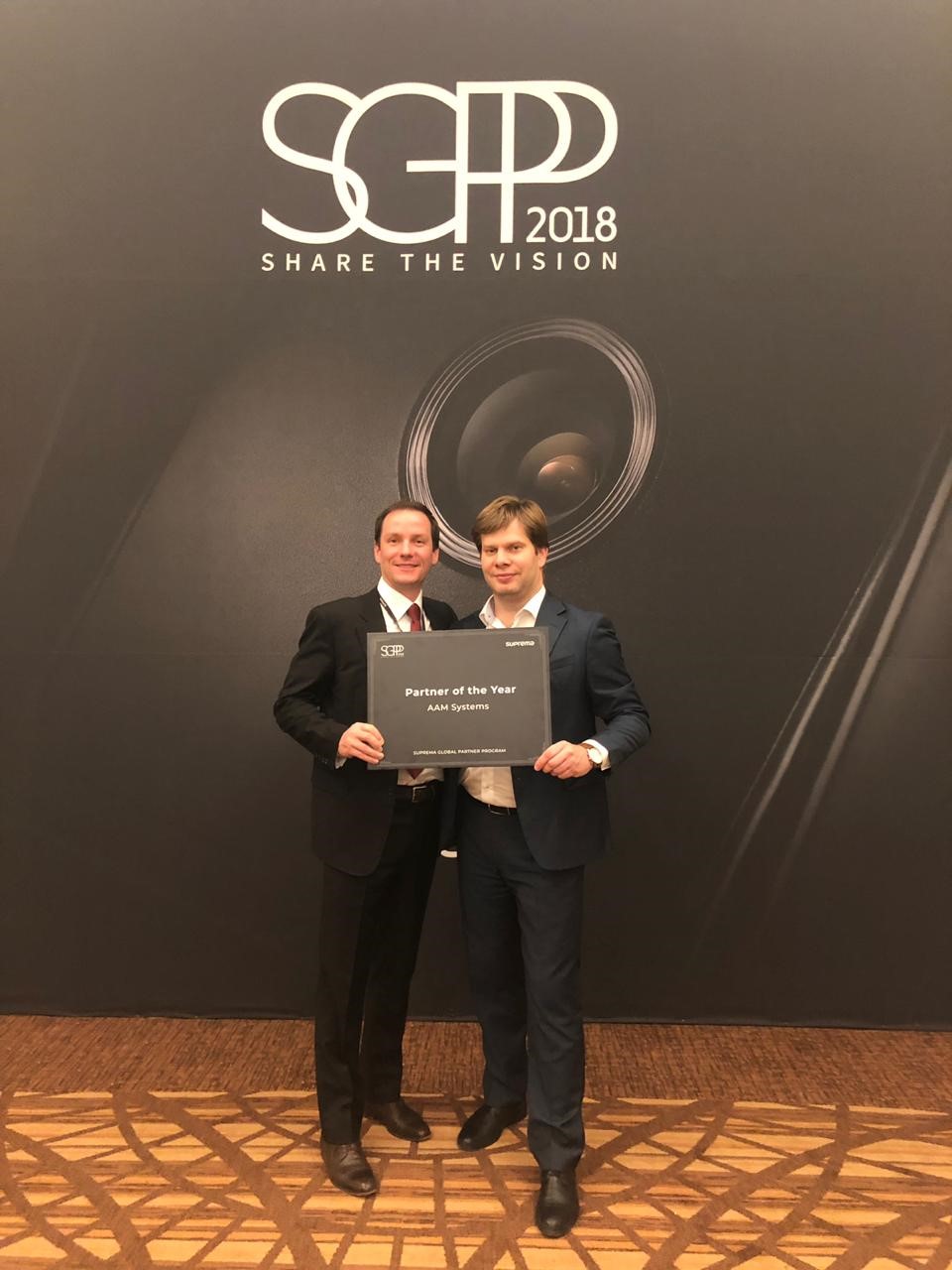 Вадим Борисов на вручении сертификата "Partner of the Year" от компании Suprema